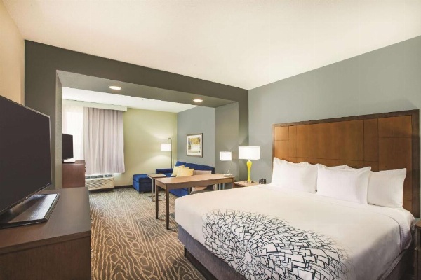 La Quinta Inn & Suites by Wyndham Wichita Northeast image 12