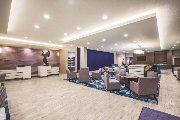 La Quinta Inn & Suites by Wyndham Wichita Northeast image 16