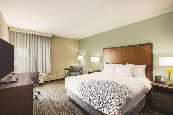 La Quinta Inn & Suites by Wyndham Wichita Northeast image 18
