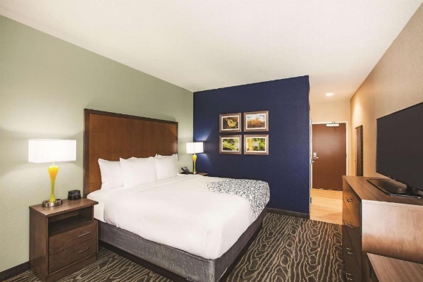 La Quinta Inn & Suites by Wyndham Wichita Northeast image 19