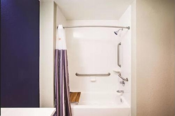 La Quinta Inn & Suites by Wyndham Wichita Northeast image 2