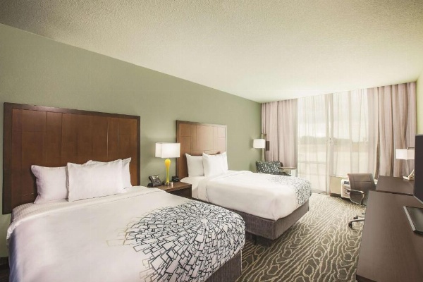 La Quinta Inn & Suites by Wyndham Wichita Northeast image 20