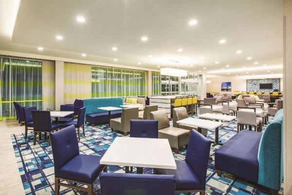 La Quinta Inn & Suites by Wyndham Wichita Northeast image 21
