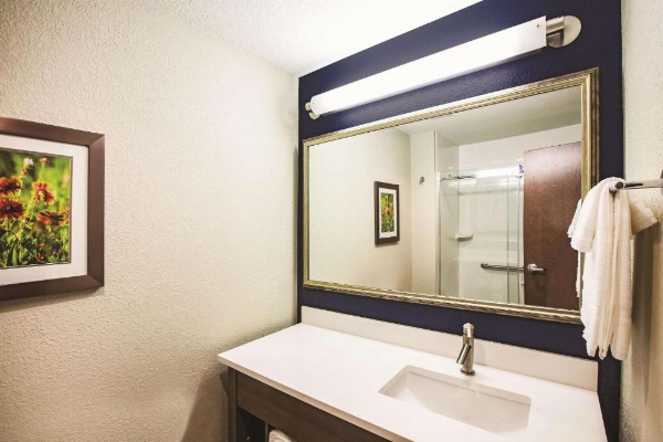 La Quinta Inn & Suites by Wyndham Wichita Northeast image 24