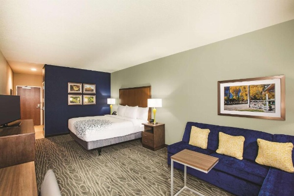 La Quinta Inn & Suites by Wyndham Wichita Northeast image 25