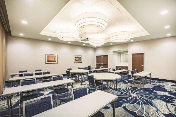 La Quinta Inn & Suites by Wyndham Wichita Northeast image 26