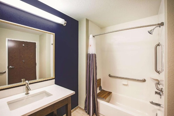 La Quinta Inn & Suites by Wyndham Wichita Northeast image 27