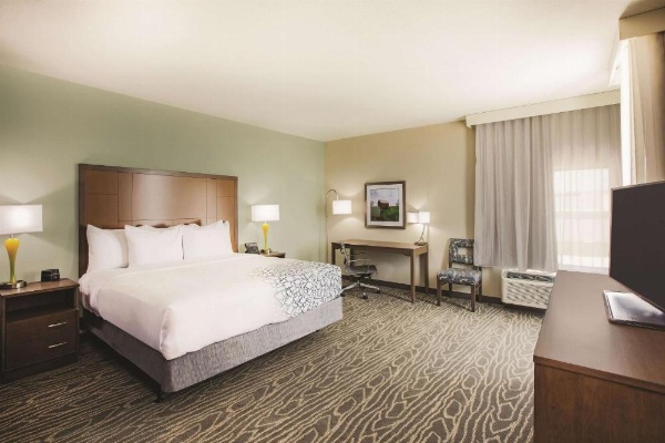 La Quinta Inn & Suites by Wyndham Wichita Northeast image 28