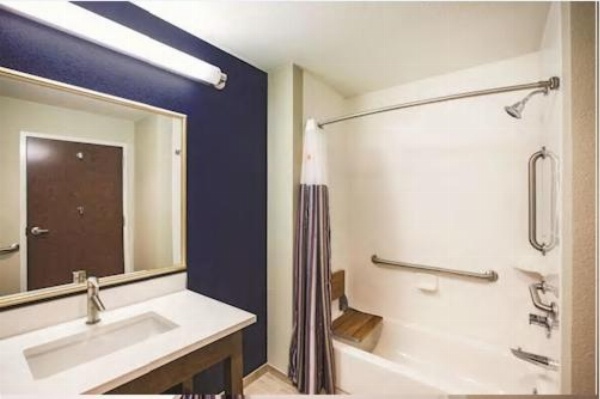 La Quinta Inn & Suites by Wyndham Wichita Northeast image 3