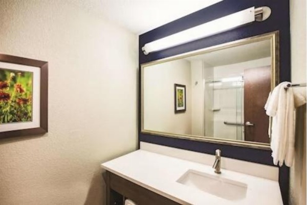 La Quinta Inn & Suites by Wyndham Wichita Northeast image 4