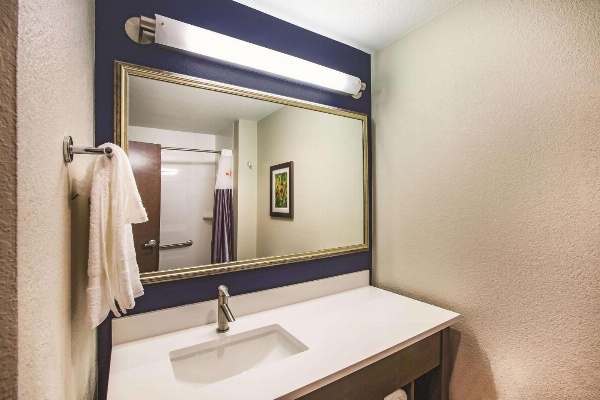 La Quinta Inn & Suites by Wyndham Wichita Northeast image 6